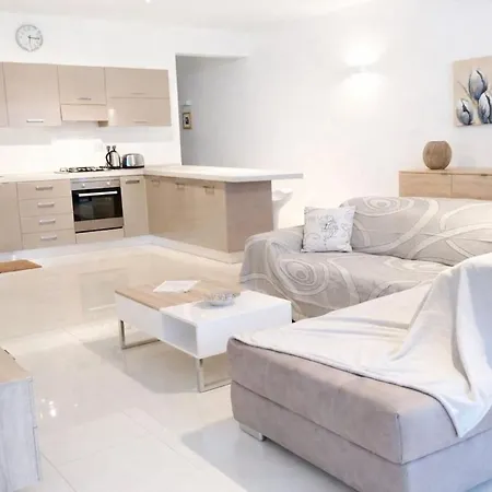 Marina, Bright Three Bedroom Close To Valletta Tal Guardamangia