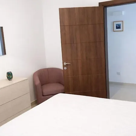 Marina, Bright Three Bedroom Close To Valletta