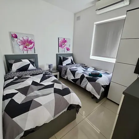 Marina, Bright Three Bedroom Close To Valletta Daire