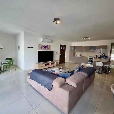 Marina, Bright Three Bedroom Close To Valletta *